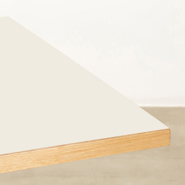 KanademonoリノリウムMushroomのスクエア天板とデザイン性の高いXラインのホワイト脚を組み合わせたカフェテーブル（天板）