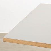 kanademonoのリノリウムPEBBLE天板とマットホワイト4pin脚の一辺80cmスクエアカフェテーブル（天板表面）