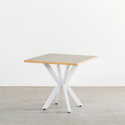 KanademonoリノリウムPebbleのスクエア天板とデザイン性の高いXラインのホワイト脚を組み合わせたカフェテーブル