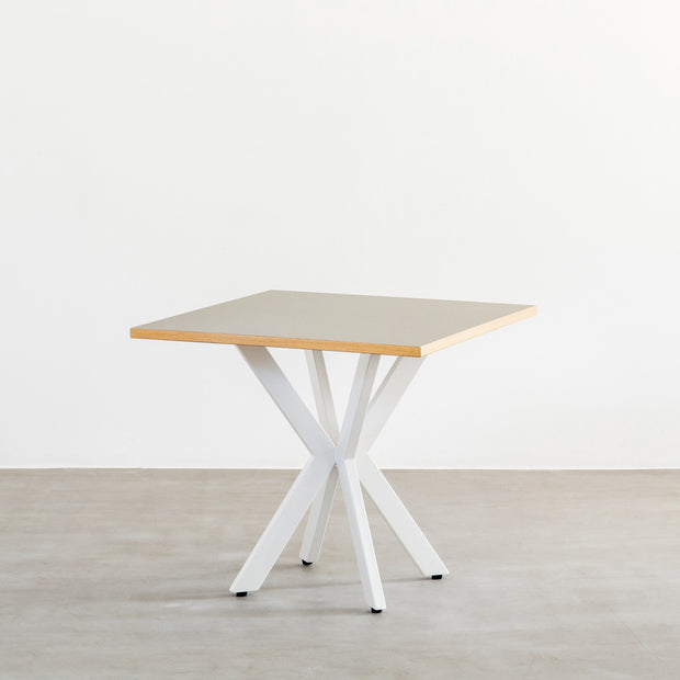 KanademonoリノリウムPebbleのスクエア天板とデザイン性の高いXラインのホワイト脚を組み合わせたカフェテーブル