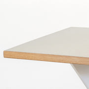 KanademonoリノリウムPebbleのスクエア天板とデザイン性の高いXラインのホワイト脚を組み合わせたカフェテーブル（天板）