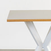 KanademonoリノリウムPebbleのスクエア天板とデザイン性の高いXラインのホワイト脚を組み合わせたカフェテーブル（天板と脚）