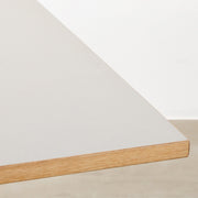 KanademonoリノリウムPebbleのスクエア天板とデザイン性の高いXラインのホワイト脚を組み合わせたカフェテーブル（天板2）