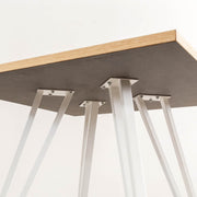 KanademonoのリノリウムPEBBLE天板とトライアングルホワイト脚4本を組み合わせたスクエア型のカフェテーブル（天板接着面）