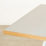 KanademonoのリノリウムPEBBLE天板とトライアングルホワイト脚4本を組み合わせたスクエア型のカフェテーブル（天板表面）