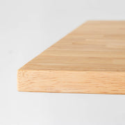 かなでもののラバーウッド材のスクエア天板Naturalとホワイトの4pinアイアン脚を組み合わせたすっきりとしたデザインのカフェテーブル（天板2）