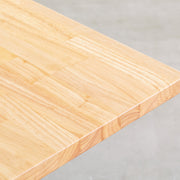 Kanademonoラバーウッドナチュラルのスクエア天板とデザイン性の高いXラインのホワイト脚を組み合わせたカフェテーブル（天板）
