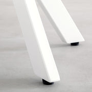 Kanademonoラバーウッドナチュラルのスクエア天板とデザイン性の高いXラインのホワイト脚を組み合わせたカフェテーブル（脚2）