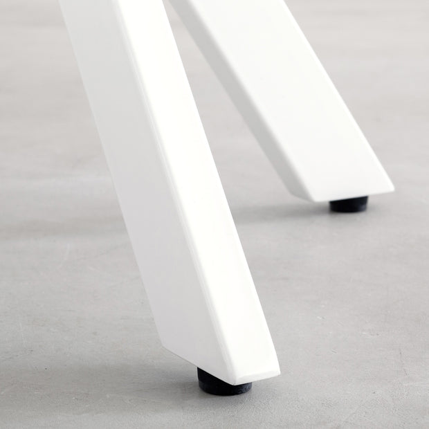 Kanademonoラバーウッドナチュラルのスクエア天板とデザイン性の高いXラインのホワイト脚を組み合わせたカフェテーブル（脚2）