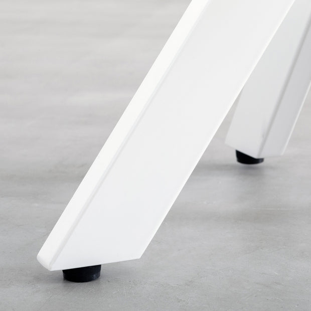 Kanademonoラバーウッドナチュラルのスクエア天板とデザイン性の高いXラインのホワイト脚を組み合わせたカフェテーブル（脚3）