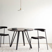 Kanademonoラバーウッド・BlackBrownのラウンド天板と三角のチューブが華やかなアイアン脚4本を組み合わせたカフェテーブルと椅子