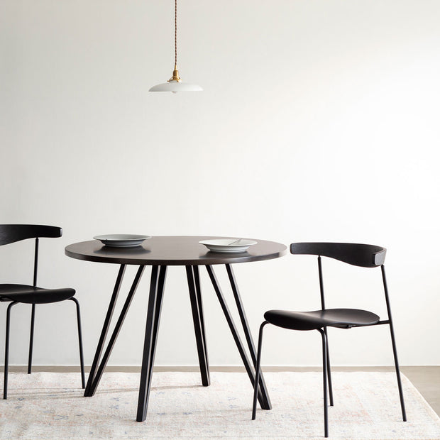 Kanademonoラバーウッド・BlackBrownのラウンド天板と三角のチューブが華やかなアイアン脚4本を組み合わせたカフェテーブルと椅子