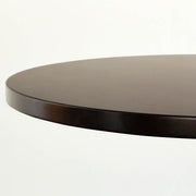Kanademonoのラバーウッド・ブラックブラウン天板とスマートなデザインのトライポッド脚を組み合わせたカフェテーブル（天板クローズ）