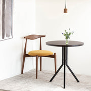 Kanademonoのラバーウッド・ブラックブラウン天板とスマートなデザインのトライポッド脚を組み合わせたカフェテーブルの使用例2