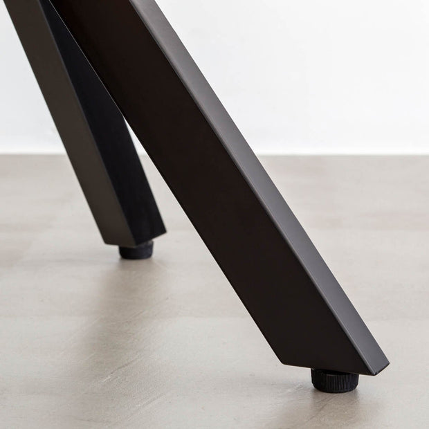 KanademonoのアイアンチューブのXラインが珍しくデザイン性の高いカフェテーブル脚（脚元・クローズアップ）
