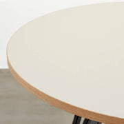 Kanademonoリノリウム・Mushroomのラウンド天板と三角のチューブが華やかなアイアン脚4本を組み合わせたカフェテーブルの天板1