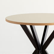 Kanademonoリノリウム・Mushroomのラウンド天板とデザイン性の高いXラインの脚を組み合わせたカフェテーブル（天板と脚）