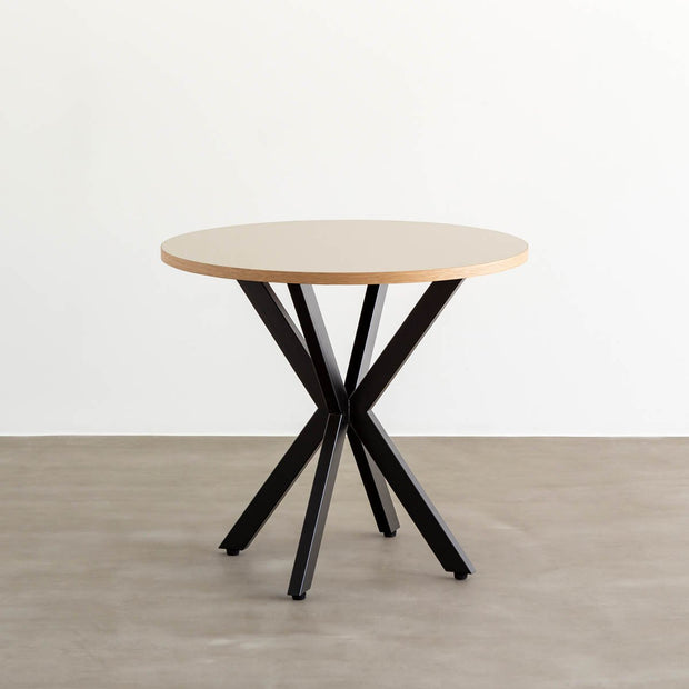 Kanademonoリノリウム・Mushroomのラウンド天板とデザイン性の高いXラインの脚を組み合わせたカフェテーブル1