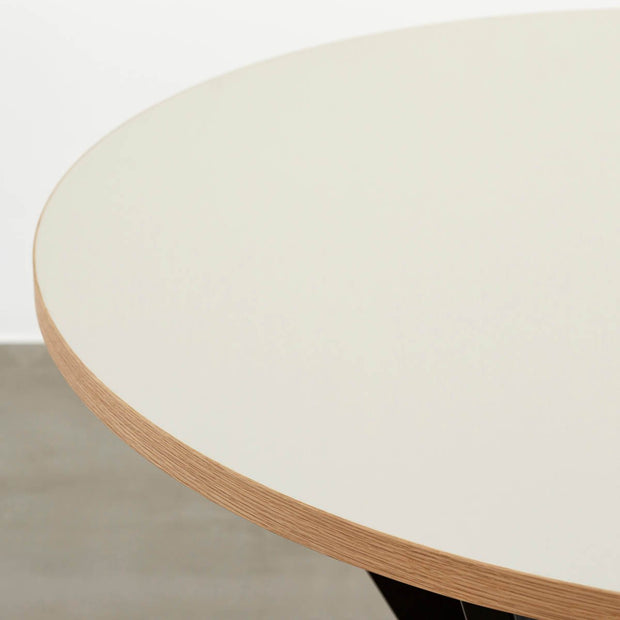 Kanademonoリノリウム・Mushroomのラウンド天板とデザイン性の高いXラインの脚を組み合わせたカフェテーブルの天板1
