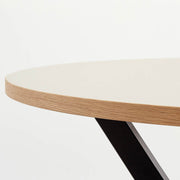 Kanademonoリノリウム・Mushroomのラウンド天板とデザイン性の高いXラインの脚を組み合わせたカフェテーブルの天板2