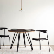 Kanademonoリノリウム・Mauveのラウンド天板と三角のチューブが華やかなアイアン脚4本を組み合わせたカフェテーブルと椅子