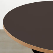 Kanademonoリノリウム・Mauveのラウンド天板とデザイン性の高いXラインの脚を組み合わせたカフェテーブルの天板1