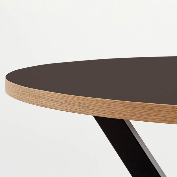 Kanademonoリノリウム・Mauveのラウンド天板とデザイン性の高いXラインの脚を組み合わせたカフェテーブルの天板2