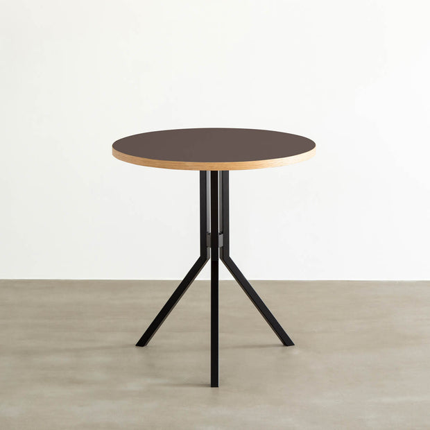 Kanademonoのリノリウム・Mauve天板とスマートなデザインのトライポッド脚を組み合わせたカフェテーブル
