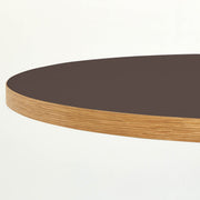 Kanademonoのリノリウム・Mauve天板とスマートなデザインのトライポッド脚を組み合わせたカフェテーブル（天板クローズ）