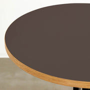 Kanademonoのリノリウム・Mauve天板とスマートなデザインのトライポッド脚を組み合わせたカフェテーブル（天板クローズ2）