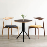 Kanademonoのリノリウム・Mauve天板とスマートなデザインのトライポッド脚を組み合わせたカフェテーブルの使用例3