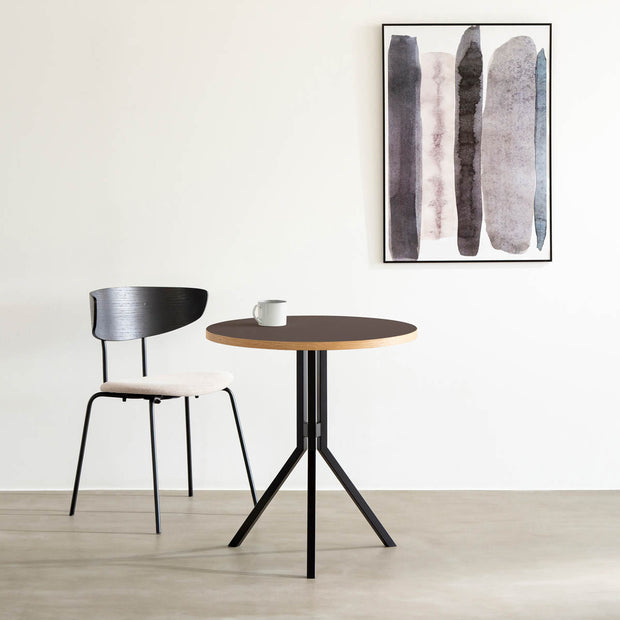 Kanademonoのリノリウム・Mauve天板とスマートなデザインのトライポッド脚を組み合わせたカフェテーブルの使用例