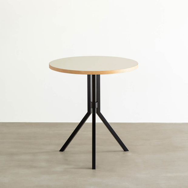 Kanademonoのリノリウム・Mushroom天板とスマートなデザインのトライポッド脚を組み合わせたカフェテーブル