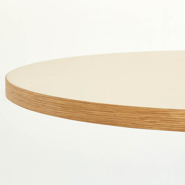 Kanademonoのリノリウム・Mushroom天板とスマートなデザインのトライポッド脚を組み合わせたカフェテーブル（天板クローズ）