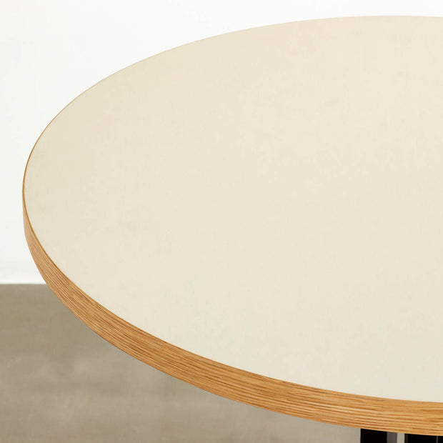 Kanademonoのリノリウム・Mushroom天板とスマートなデザインのトライポッド脚を組み合わせたカフェテーブル（天板クローズ2）