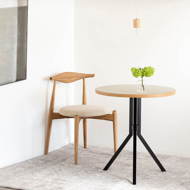 Kanademonoのリノリウム・Mushroom天板とスマートなデザインのトライポッド脚を組み合わせたカフェテーブルの使用例2