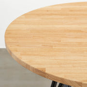 Kanademonoラバーウッド・ナチュラルのラウンド天板と三角のチューブが華やかなアイアン脚3本を組み合わせたカフェテーブル（天板クローズアップ）