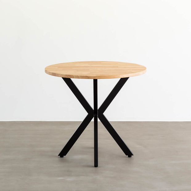 Kanademonoラバーウッド・ナチュラルのラウンド天板とデザイン性の高いXラインの脚を組み合わせたカフェテーブル1