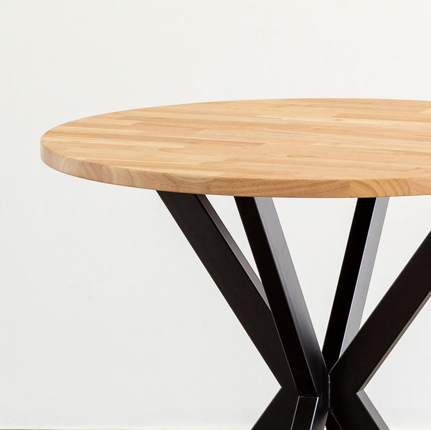 Kanademonoラバーウッド・ナチュラルのラウンド天板とデザイン性の高いXラインの脚を組み合わせたカフェテーブル（天板と脚）