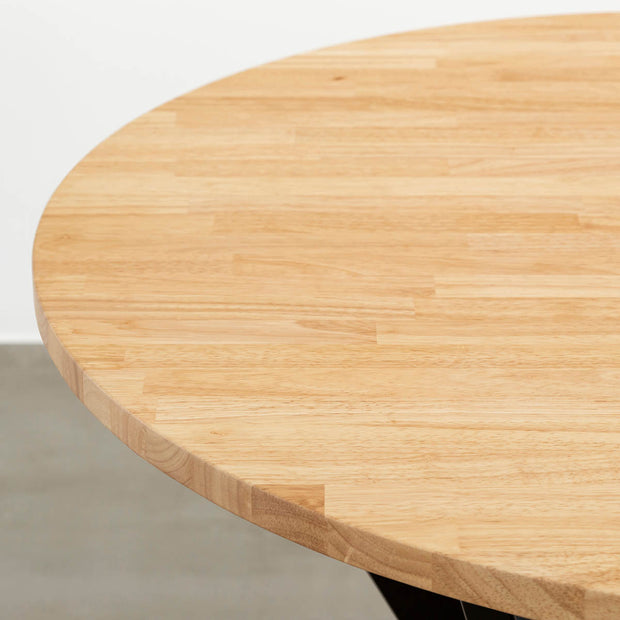 Kanademonoラバーウッド・ナチュラルのラウンド天板とデザイン性の高いXラインの脚を組み合わせたカフェテーブル(天板クローズアップ)
