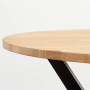 Kanademonoラバーウッド・ナチュラルのラウンド天板とデザイン性の高いXラインの脚を組み合わせたカフェテーブル（天板の厚み・クローズアップ）