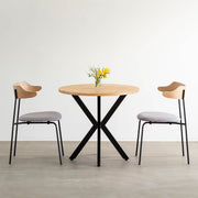 Kanademonoラバーウッド・ナチュラルのラウンド天板とデザイン性の高いXラインの脚を組み合わせたカフェテーブルの使用例1