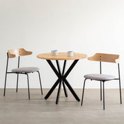 Kanademonoラバーウッド・ナチュラルのラウンド天板とデザイン性の高いXラインの脚を組み合わせたカフェテーブルの使用例2