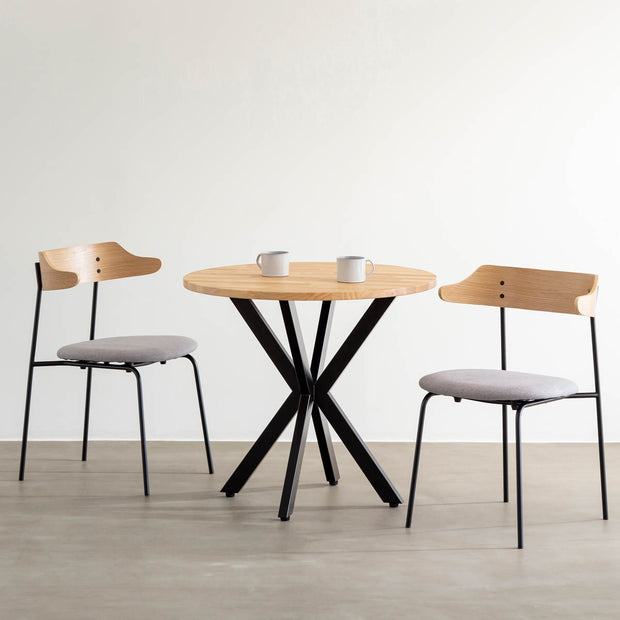 Kanademonoラバーウッドのラウンド天板とデザイン性の高いXラインの脚を組み合わせたカフェテーブル使用例2