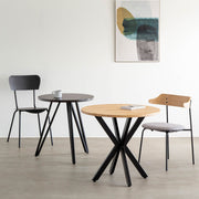Kanademonoラバーウッド・ナチュラルのラウンド天板とデザイン性の高いXラインの脚を組み合わせたカフェテーブルの使用例3