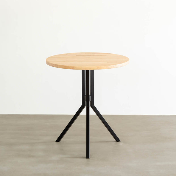 Kanademonoのラバーウッド・ナチュラル天板とスマートなデザインのトライポッド脚を組み合わせたカフェテーブル