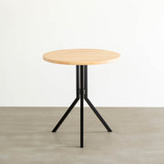 Kanademonoのラバーウッド ・ナチュラル天板とスマートなデザインのトライポッド脚を組み合わせたカフェテーブル