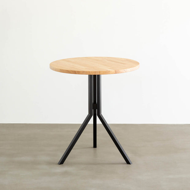 Kanademonoのラバーウッド ・ナチュラル天板とスマートなデザインのトライポッド脚を組み合わせたカフェテーブル2