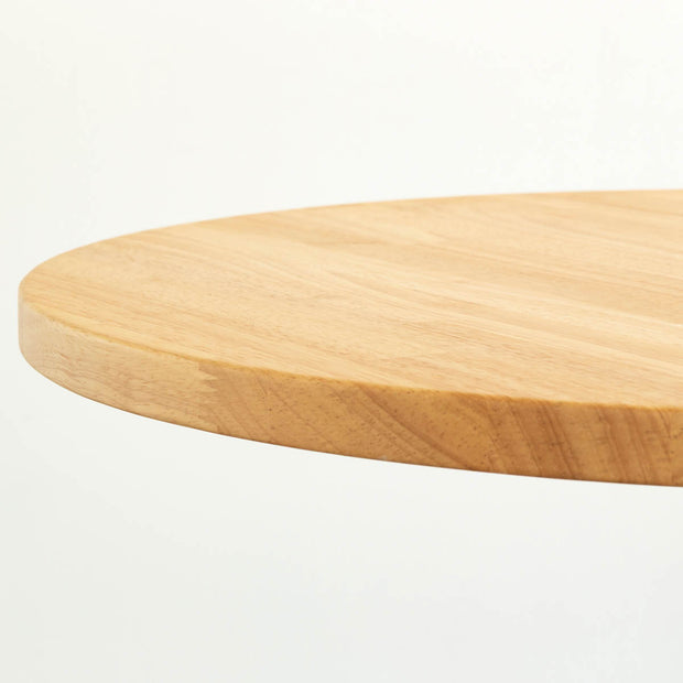 Kanademonoのラバーウッド ・ナチュラル天板とスマートなデザインのトライポッド脚を組み合わせたカフェテーブル（天板クローズ）