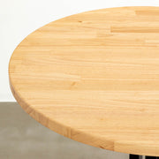 Kanademonoのラバーウッド ・ナチュラル天板とスマートなデザインのトライポッド脚を組み合わせたカフェテーブル（天板クローズ2）